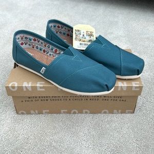 Brand new with tags Tom’s canvas shoes size 9